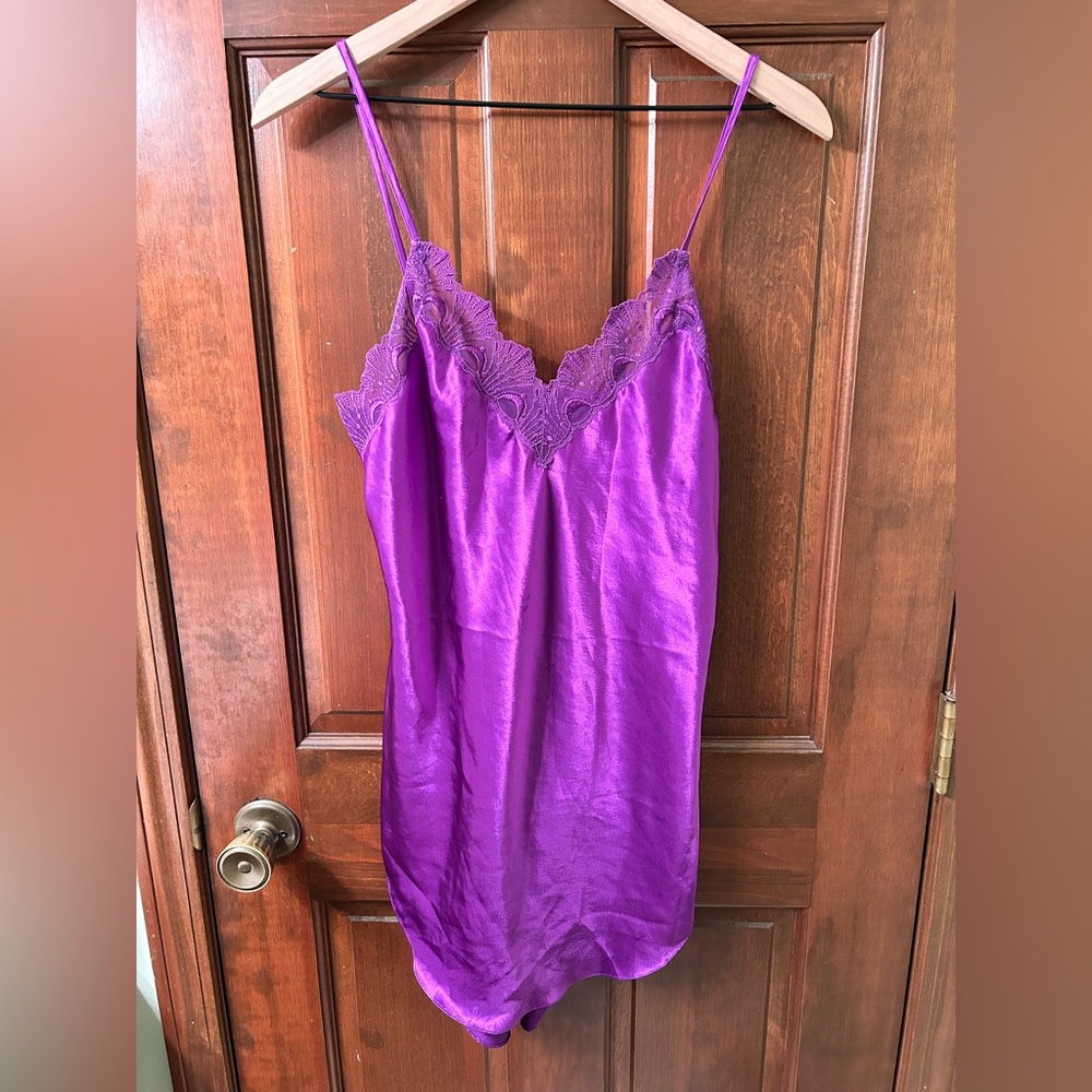 VICTORIAS SECRET VTG Gold Label Sexy Polyester  Purple nighty. Size M